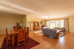 un soggiorno con un divano e un tavolo di Moorcroft Manor Boutique Country Hotel a Himeville