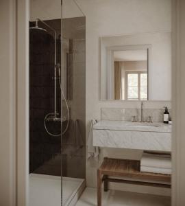 Hotel Casa Teva Barcelona في برشلونة: حمام مع حوض ودش