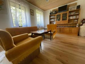 uma sala de estar com dois sofás e uma mesa em Travelling Sun em Give