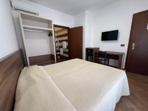 Televízia a/alebo spoločenská miestnosť v ubytovaní Hotel Soleado