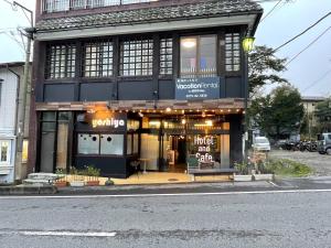 budynek ze sklepem po stronie ulicy w obiekcie Shibasaki House 1F - Vacation STAY 13848 w mieście Kusatsu