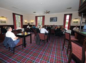 TV a/nebo společenská místnost v ubytování Pinehurst Lodge Hotel -Dyce, Aberdeen