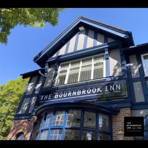 ein Gebäude mit einem Schild auf der Vorderseite in der Unterkunft The Bournbrook Inn in Birmingham