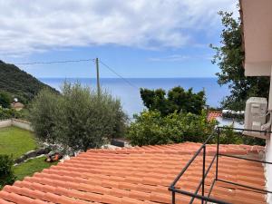 uma vista para o oceano a partir do telhado de uma casa em Villa Alessandra em Maratea