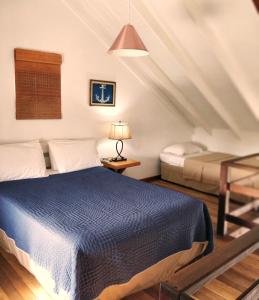 ein Schlafzimmer mit 2 Betten und einer Lampe auf einem Tisch in der Unterkunft Bananaquit Near the beach! in Crown Point
