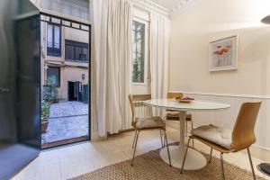 a dining room with a table and chairs and a window at Apartamento Prado en Madrid in Madrid