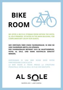 un volantino per una stanza per le biciclette con un raccordo per bici di Rooms ai Poggi a Bardolino