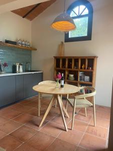 eine Küche mit einem Tisch und Stühlen im Zimmer in der Unterkunft La colina buena - Eco retreat in Monda