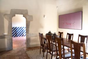 Deco - Casa Castell de Peratallada في بيرتايادا: غرفة طعام مع طاولة وكراسي