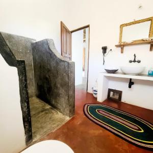 salon z umywalką i lustrem w obiekcie MARS A.K. VILLAS w mieście Jambiani