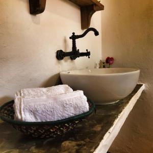 y baño con lavabo blanco y lavabo. en MARS A.K. VILLAS, en Jambiani
