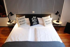 łóżko z 4 poduszkami na górze w obiekcie Hotel Alt Deutz City-Messe-Arena KONTAKTLOSER SELF CHECK-IN w Kolonii