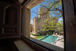 ペラタリャーダにあるDeco - Casa Castell de Peratalladaの城とプールを望む窓