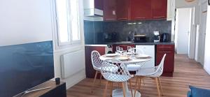 Cuisine ou kitchenette dans l'établissement Le Grain de Sable