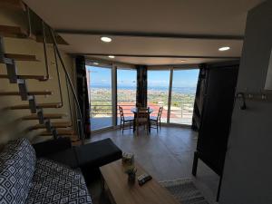 ein Wohnzimmer mit einem Sofa und einem Tisch in der Unterkunft Silencio Villas in Lefkada Town