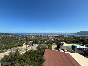 einen Blick auf die Stadt vom Dach eines Gebäudes in der Unterkunft Silencio Villas in Lefkada Town