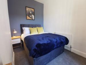 Postel nebo postele na pokoji v ubytování Comfy and Cozy 3 Bed house, free parking & Wifi