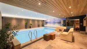 una grande piscina in una stanza d'albergo di The Script B&B ad Axel