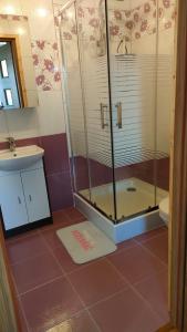 Et badeværelse på Domek letniskowy Bursztynek