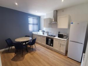 Kuchyň nebo kuchyňský kout v ubytování Comfy and Cozy 3 Bed house, free parking & Wifi