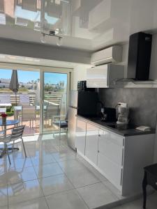 Η κουζίνα ή μικρή κουζίνα στο The naturist glamour suite