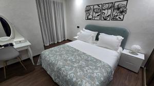 a hotel room with a bed and a desk at Appartement balnéaire magnifique à Mohammedia-Mansouria in Mansouria +102 photos