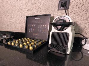 a small calculator sitting on a counter next to a blender at Appartement balnéaire magnifique à Mohammedia-Mansouria in Mansouria