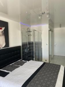 Kúpeľňa v ubytovaní The naturist glamour suite
