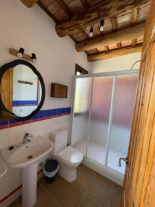 Ένα μπάνιο στο Casa Rural La Charquera
