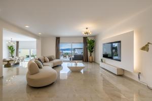 Televisyen dan/atau pusat hiburan di New Villa Coco Maison with heated infinity pool