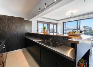 una cucina con lavello e una grande finestra di Cityscape Loft a Città di Rodi
