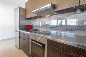 una cucina con lavello e frigorifero di Cityscape Loft a Città di Rodi Altre 11 foto
