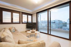 un soggiorno con divano e TV di Cityscape Loft a Città di Rodi