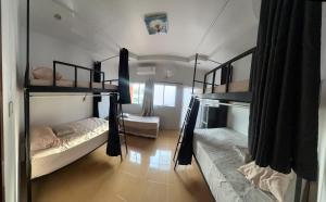 通萨拉Another High Away Hostel的房子里有两张双层床的房间