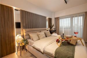 Un dormitorio con una cama grande con cabecero de madera. en Fountain Bloom, en Bucarest 65 fotos más
