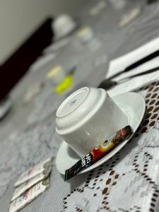 una taza blanca en un plato en una mesa en HOTEL Casablanca, en Santana do Livramento