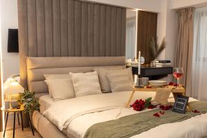 um quarto com uma grande cama branca com flores em Fountain Bloom em Bucareste