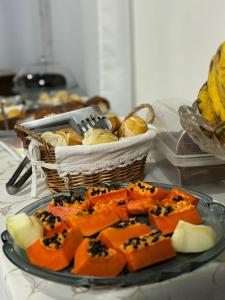 une assiette de nourriture sur une table avec un panier de pain dans l'établissement HOTEL Casablanca, à Santana do Livramento