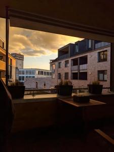 諾德霍恩的住宿－FeWo Am Citybogen - mit Aufzug und Loggia，从大楼的阳台上可欣赏到风景