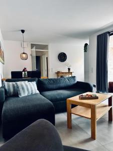 諾德霍恩的住宿－FeWo Am Citybogen - mit Aufzug und Loggia，带沙发和咖啡桌的客厅