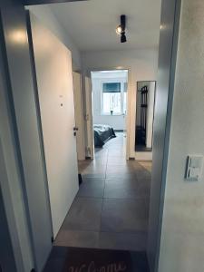 a hallway with a door leading to a bedroom at FeWo Am Citybogen - mit Aufzug und Loggia in Nordhorn