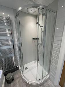 eine Dusche mit Glastür im Badezimmer in der Unterkunft Park View Cottage - 3 Beds - 2 Bedrooms in Sewerby in Sewerby + 13 Fotos