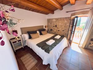 um quarto com uma cama num quarto em Mas Camins em Avinyonet de Puigventós