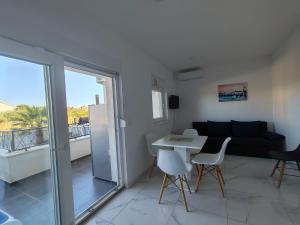 Posezení v ubytování Apartments AM'AN with pool, Novalja