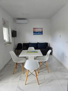 TV a/nebo společenská místnost v ubytování Apartments AM'AN with pool, Novalja