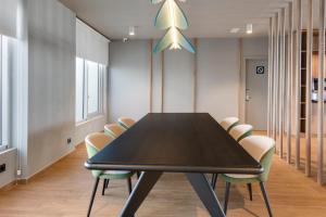 a conference room with a black table and chairs at B&B HOTEL Barcelona Viladecans in Viladecáns