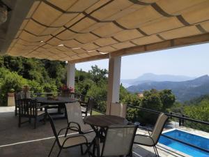 Vista generica sulle montagne o vista sulle montagne dall'interno della villa