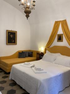 a hotel room with a bed and a couch at Bed & Breakfast Scià Dina in Toirano