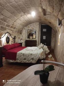 una camera con letto in una stanza in pietra di Il Tufo D'amare appartamento affitti brevi a Rutigliano