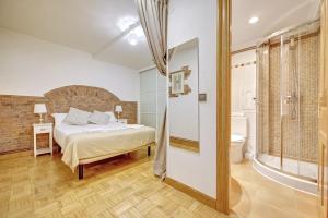 1 dormitorio con 1 cama y baño en Casa Ana Mari I by Clabao, en Pamplona